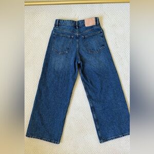 Like new - no defects - navy blue color- comfortable.